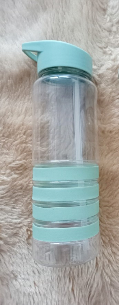 Plastová láhev na pití s brčkem