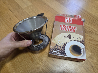 Dripper a filtry na kavu - kovovy i papirove