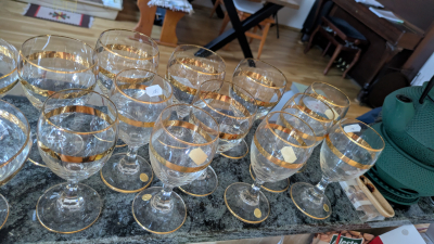 Sklenice se zlatým lemem