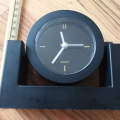Menší stolní hodiny Quartz