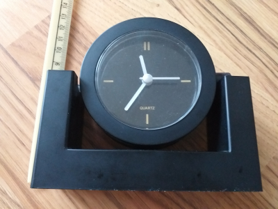 Menší stolní hodiny Quartz