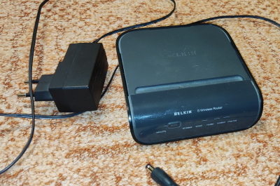 Starý, ale funkční wifi router.