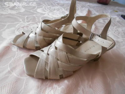 Boty na klínku nové nenošené