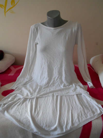 Dlouhý /poze zadní část/ trikosvetr