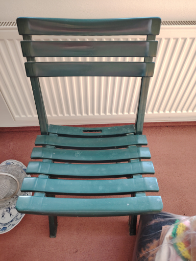 Židle a koš naprádlo