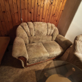 Béžová sedačka a křeslo s potahy