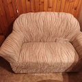 Béžová sedačka a křeslo s potahy
