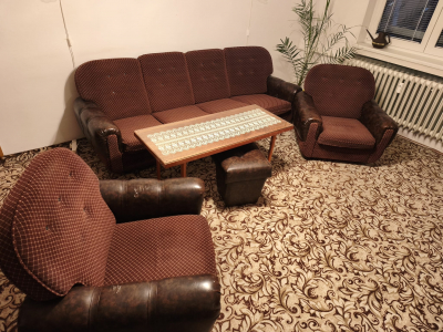 Hnědá sedací souprav