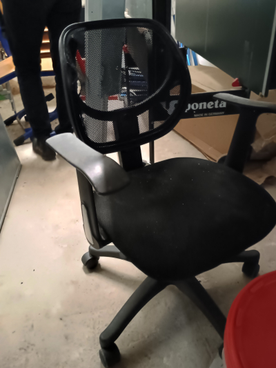 Trochu poničená síťka na opěradle, jinak funkční:-)