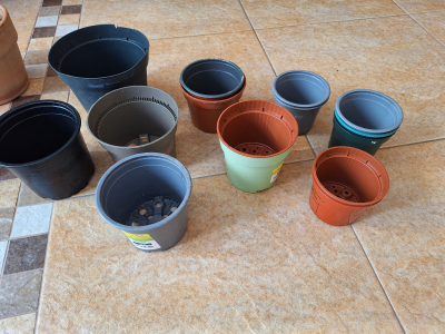 Plastove kvetinacky na rostlinky a sazenicky