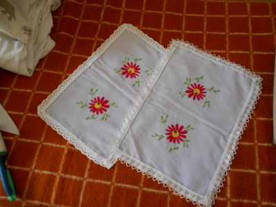 2 vyšívané dečky  - celé ruční práce mé maminky