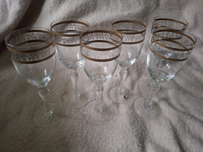 Daruji zlacené sklenice na víno