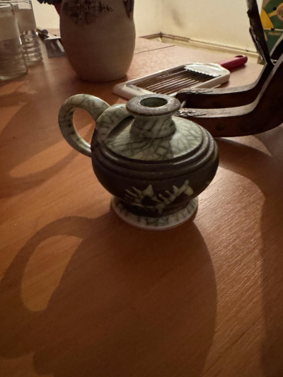 keramická nádobka s uchem