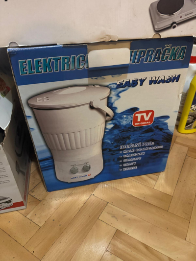 Elektrická ruční pračka v krabici
