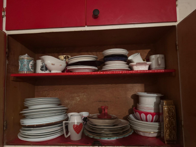 Nádobí keramické, talíře, hrnky atd.