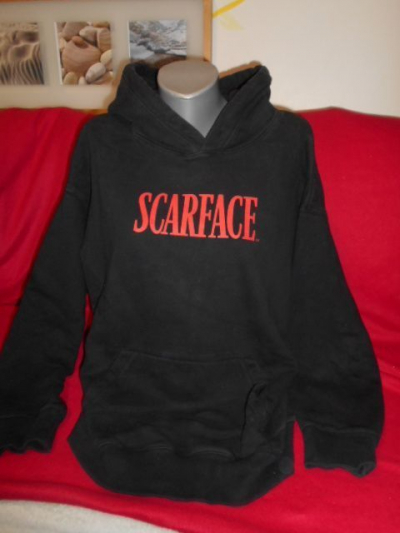 Mikina černá s kapucí a obrázkem na zádech.