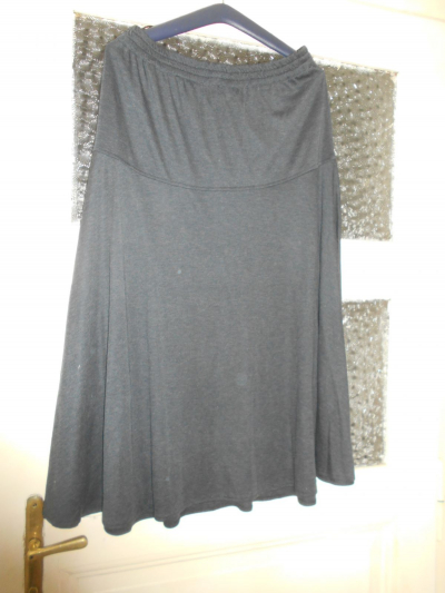 Černošedá zvonová sukně