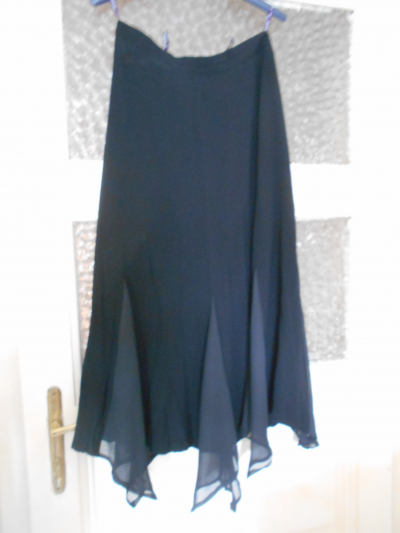 Čěrná cípatá sukně