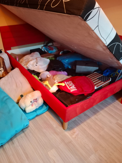 Daruji postel s úložným prostorem