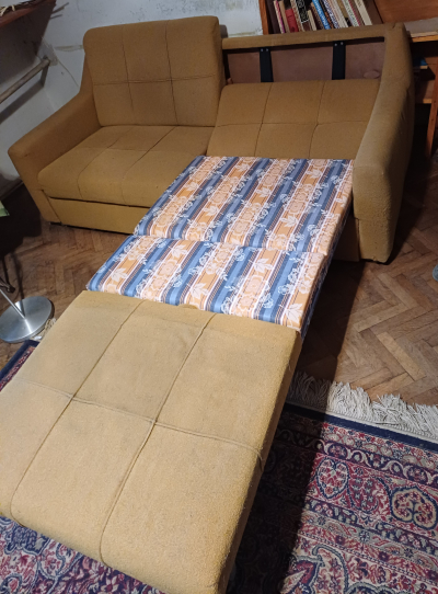 Daruji starý rozkládací gauč a dvě křesla