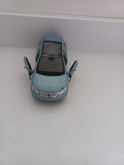 Šedomodré auto s otviracimi dveřmi