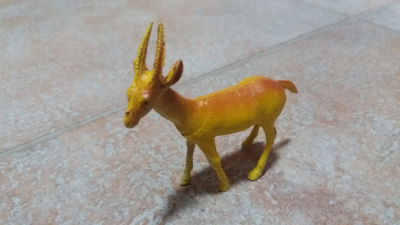 Hračka - plastová antilopa s lepenou nohou