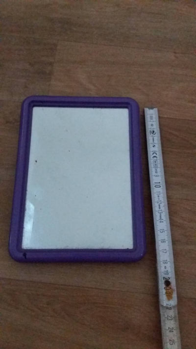 Starší obdélníkové zrcátko 13cm x 18cm s fialovým rámečkem