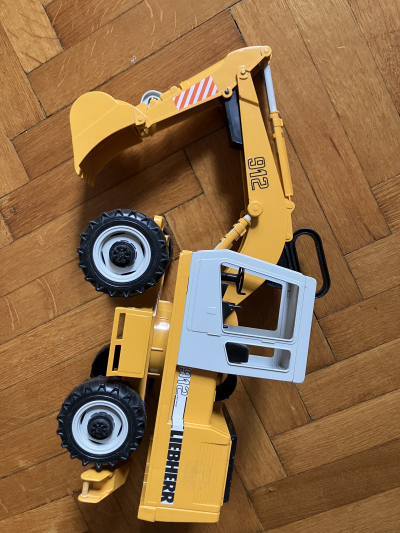 Bagr, mechanicky pohyblivy, nabira, jezdi