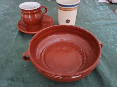 šálky na kávu a  číšky z keramiky