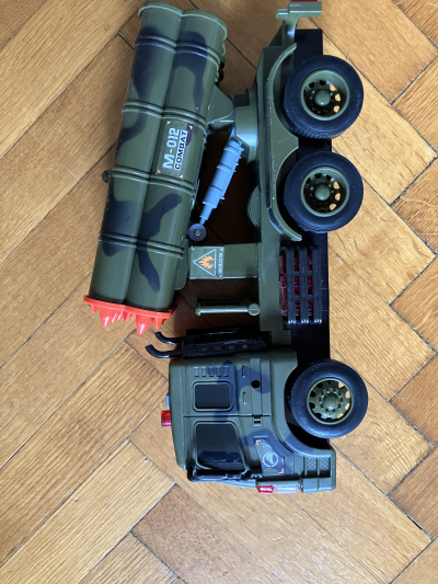 Auto s raketami, vydava zvuky, baterky tam jsou