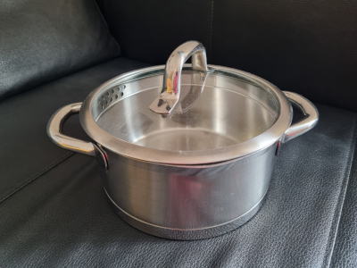 Nerezový kastrol s cedící poklicí