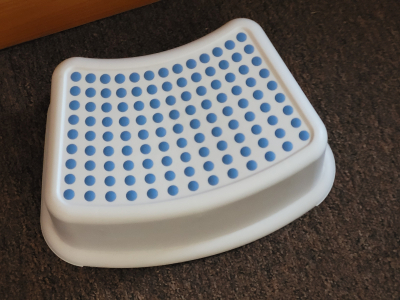 Stupínek k umyvadlu