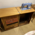 darují mechanický šicí stroj skříňový