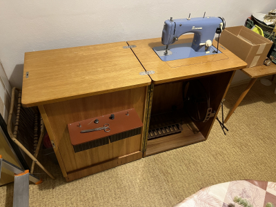 darují mechanický šicí stroj skříňový