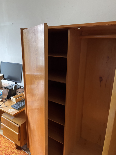 dvě šatní skříně