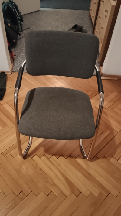 Chromovaná polstrovaná židle