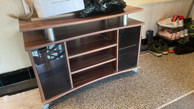 Televizní stolek v dobrém stavu