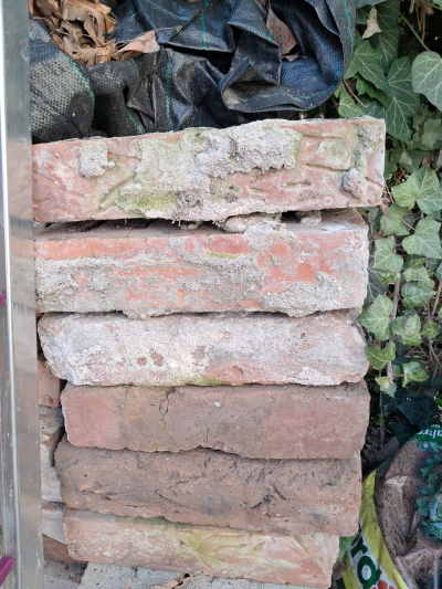 Staré cihly většinou plné