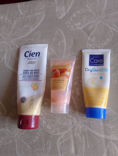 Zbytky krémů na ruce