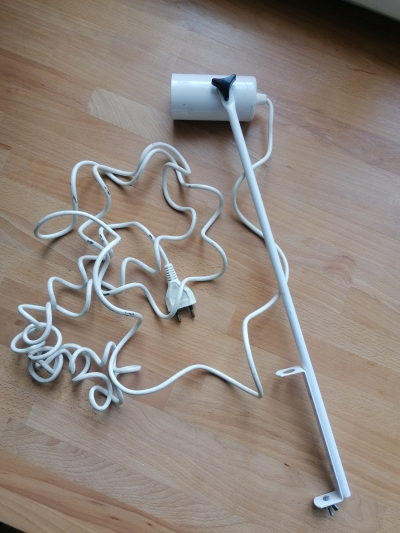 Lampička na kovové týči