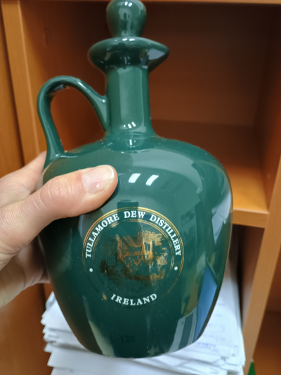 Ozdobná láhev od whiskey