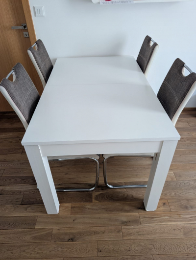 Jídelní stůl a židle