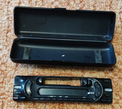 Retro čelní panel k autorádiu SONY i s krabičkou.