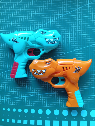 2x plastová hračka