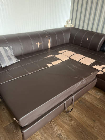 Sedačka - koženka poškozena