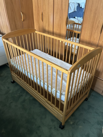 Dětská dřevěná postýlka