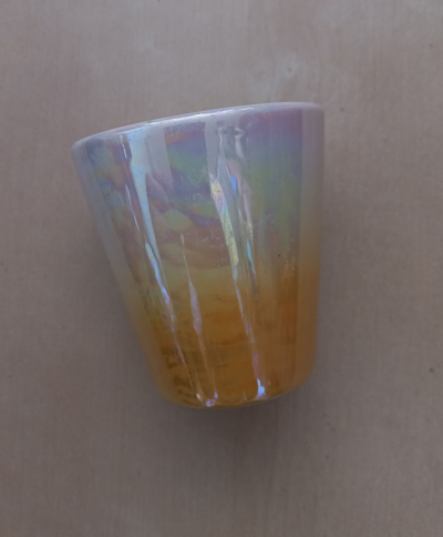 Kalíšek s perleťovým odleskem