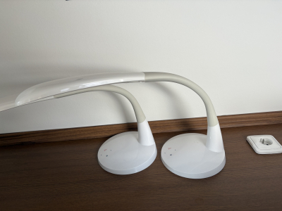 Bílé lampičky s nabíječkou