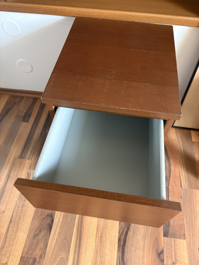 Dva stolečky k posteli