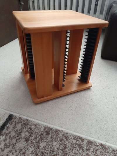 Otočný stojan na CD